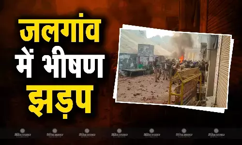 मंत्री के परिवार को ले जा रही गाड़ी के हॉर्न पर दो गुटों में झड़प, पत्थरबाजी कर दुकानों में लगाई आग, इलाके में कर्फ्यू लागू मंत्री के परिवार को ले जा रही गाड़ी के हॉर्न पर दो गुटों में झड़प, पत्थरबाजी कर दुकानों में लगाई आग, इलाके में कर्फ्यू लागू