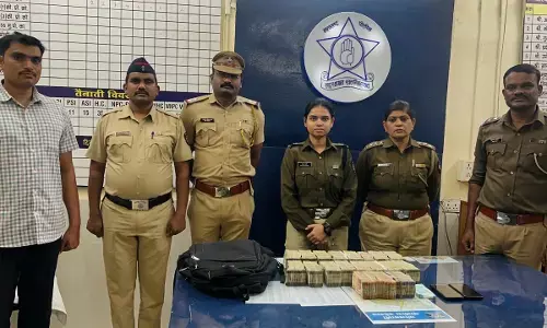 नाकाबंदी में जबलपुर के दो युवक 41.67 लाख लेकर जाते पकड़ाए, हवाला की रकम का संदेह नाकाबंदी में जबलपुर के दो युवक 41.67 लाख लेकर जाते पकड़ाए, हवाला की रकम का संदेह