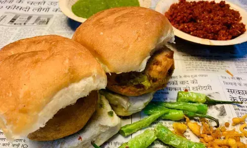अब घर पर बनाएं मुंबई का फेमस वडा पाव, इस सीक्रेट रेसिपी से आएगा बिलकुल ठेले वाला टेस्ट
