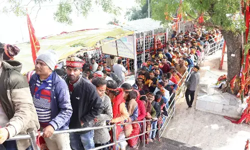 नववर्ष के प्रथम दिन पर 2 लाख भक्तों ने मां शारदा के दरबार में टेका मत्था नववर्ष के प्रथम दिन पर 2 लाख भक्तों ने मां शारदा के दरबार में टेका मत्था