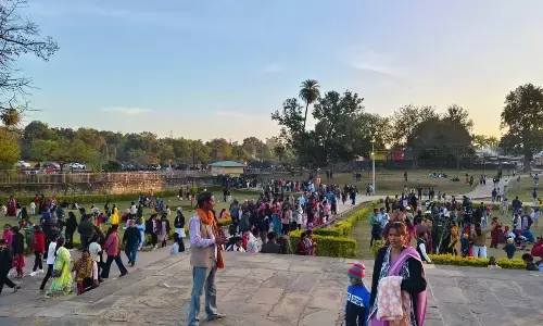 आधी रात 12 बजते ही नए साल का आतिशबाजी से स्वागत, धार्मिक स्थलों पर मनाया नववर्ष