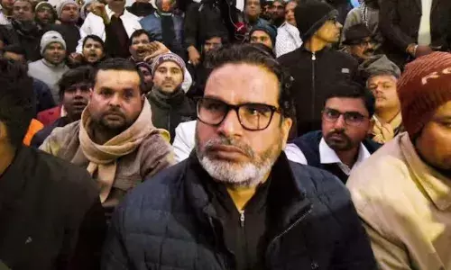 प्रशांत किशोर को प्रशासन का नोटिस, धरना प्रदर्शन खत्म करने का दिया निर्देश, PK ने साधा सीएम नीतीश पर निशाना प्रशांत किशोर को प्रशासन का नोटिस, धरना प्रदर्शन खत्म करने का दिया निर्देश, PK ने साधा सीएम नीतीश पर निशाना