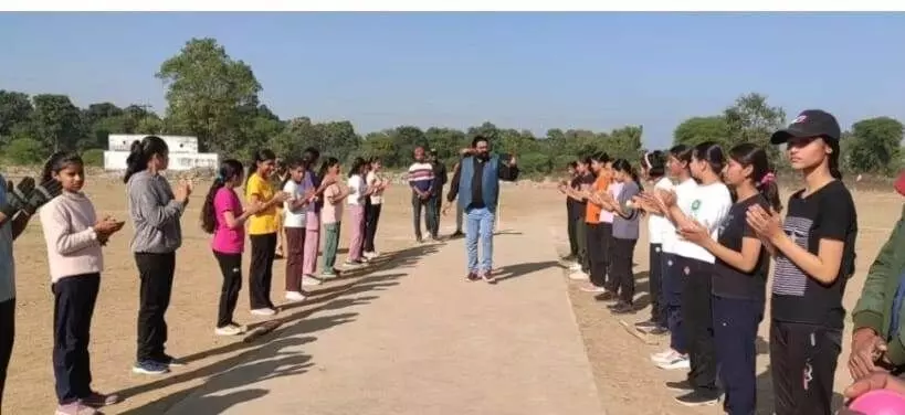 नववर्ष पर बेटियों के बीच आयोजित की क्रिकेट प्रतियोगिता नववर्ष पर बेटियों के बीच आयोजित की क्रिकेट प्रतियोगिता