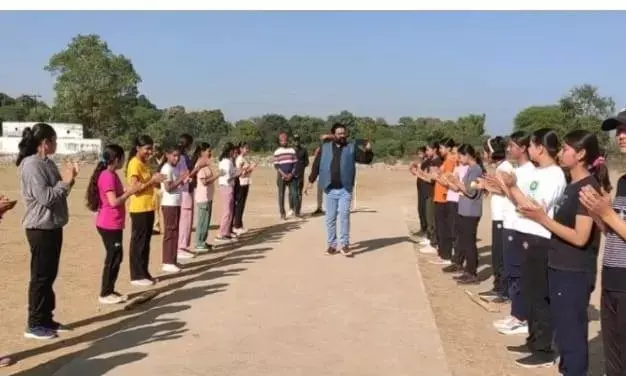 नववर्ष पर बेटियों के बीच आयोजित की क्रिकेट प्रतियोगिता