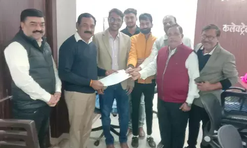 शहडोल ऑटोमोबाइल डीलर्स एसोसिएशन पदाधिकारियों ने मुख्यमंत्री के नाम कलेक्टर को सौंपा ज्ञापन