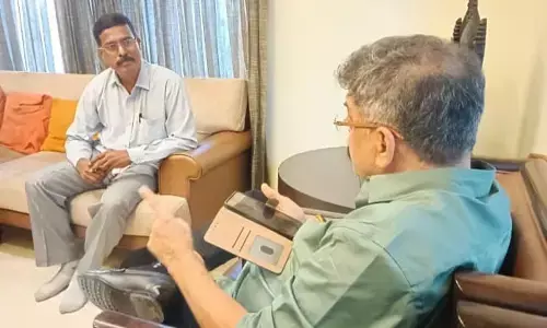 प्रेस कान्फ्रेंस रिकॉर्ड कर रहे पुलिस कर्मी को राकांपा शरद गुट विधायक ने जबरन बैठाया