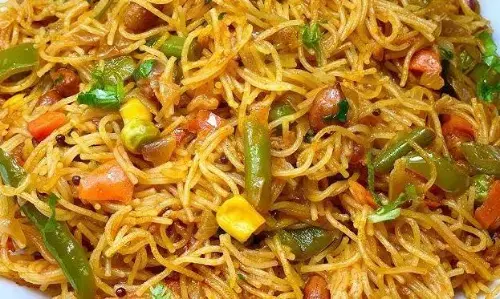 कुछ ही मिनटों में बनाएं टेस्टी एंड हेल्दी नमकीन सेवई, खाकर परिवार करेगा तारीफ