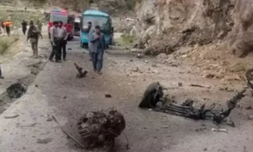 पाकिस्तान के बलूचिस्तान में आत्मघाती हमला, जवानों से भरी बस में हुआ जोरदार ब्लॉस्ट, 8 सुरक्षाकर्मियों की मौत, 40 घायल पाकिस्तान के बलूचिस्तान में आत्मघाती हमला, जवानों से भरी बस में हुआ जोरदार ब्लॉस्ट, 8 सुरक्षाकर्मियों की मौत, 40 घायल