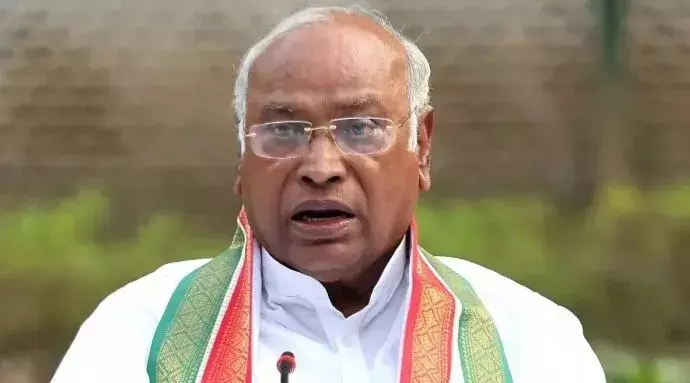कांग्रेस के राष्ट्रीय अध्यक्ष मल्लिकार्जुन खड़गे ने अजमेर शरीफ दरगाह के लिए भेजी चादर,  शांति-भाईचारे का दिया संदेश