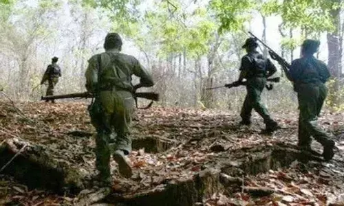 बस्तर में सुरक्षाबलों और नक्सलियों के बीच मुठभेड़, 4 नक्सली ढेर ,एक जवान शहीद बस्तर में सुरक्षाबलों और नक्सलियों के बीच मुठभेड़, 4 नक्सली ढेर ,एक जवान शहीद