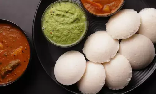 घर पर बनाएं फूली-फूली मार्केट जैसी टेस्टी इडली सांभर, सब पूछते रह जाएंगे रेसिपी