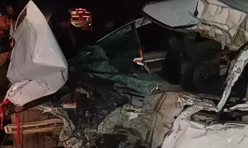 खड़े ट्रक से टकराई कार, चाचा-भतीजी की मौत, तीन गंभीर, प्रयागराज से अस्थि विसर्जन कर लौट रहा था नामदेव परिवार खड़े ट्रक से टकराई कार, चाचा-भतीजी की मौत, तीन गंभीर, प्रयागराज से अस्थि विसर्जन कर लौट रहा था नामदेव परिवार