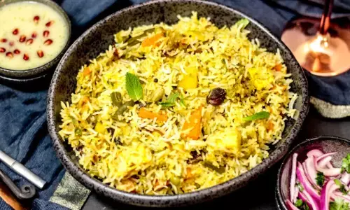 घर पर बनाना चाहते हैं वेज दम बिरयानी, वो भी बिना मेहनत के तो, इस आसान सी रेसिपी को करें ट्राई घर पर बनाना चाहते हैं वेज दम बिरयानी, वो भी बिना मेहनत के तो, इस आसान सी रेसिपी को करें ट्राई