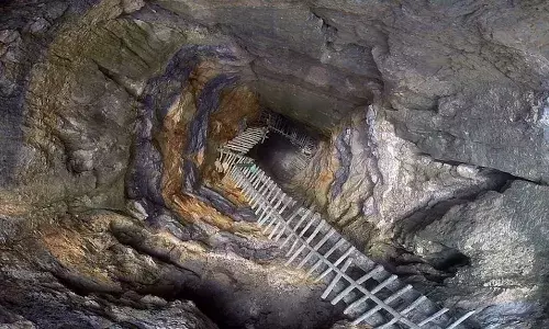 असम में हुआ बड़ा हादसा, 300 फीट गहरी कोयला खदान में भरा पानी, 15 मजदूर फंसे, रेस्क्यू ऑपरेशन जारी