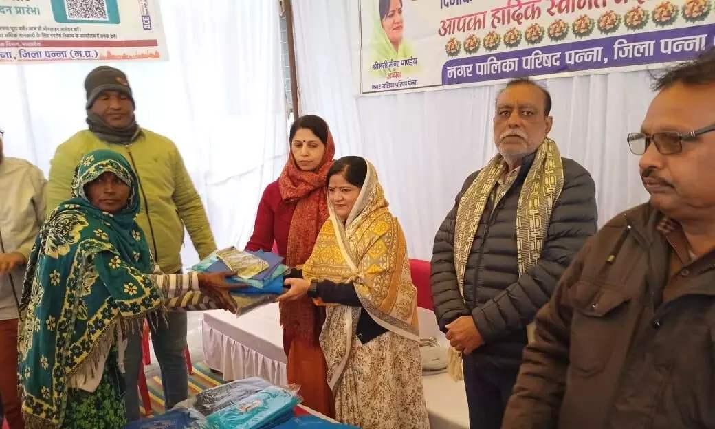 नगर पालिका अध्यक्ष ने वितरित किए गर्म कपड़े नगर पालिका अध्यक्ष ने वितरित किए गर्म कपड़े