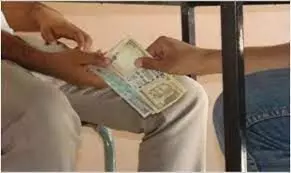 मात्र 400 की रिश्वत लेते नपे सहायक परिवहन अधिकारी मात्र 400 की रिश्वत लेते नपे सहायक परिवहन अधिकारी
