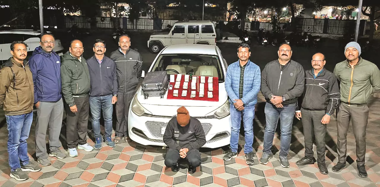 शटर का सेंटर लॉक तोड़कर नकद 14 लाख रुपए कर दिए पार शटर का सेंटर लॉक तोड़कर नकद 14 लाख रुपए कर दिए पार