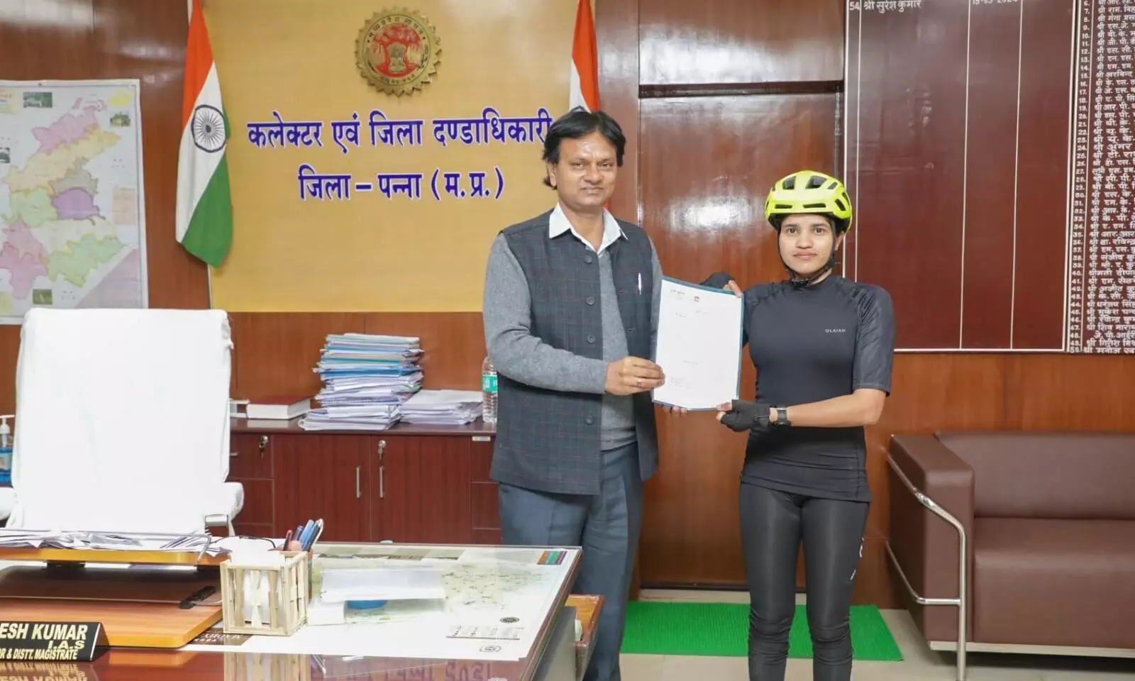 कलेक्टर ने सोलो साइकलिस्ट को किया सम्मानित कलेक्टर ने सोलो साइकलिस्ट को किया सम्मानित
