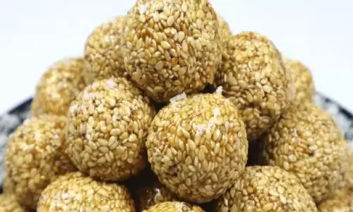 घर पर बनाना चाहते हैं मार्केट जैसे तिल के लड्डू, तो इस रेसिपी को करें ट्राई, सब करेंगे तारीफ