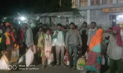 कर्नाटक बार्डर पर बंधक ३५ मजदूरों को मुक्त कराया, भूखे पेट करा रहे थे काम, एसपी से लगाई थी पीडि़तों ने गुहार, सभी सकुशल घर लौटे कर्नाटक बार्डर पर बंधक ३५ मजदूरों को मुक्त कराया, भूखे पेट करा रहे थे काम, एसपी से लगाई थी पीडि़तों ने गुहार, सभी सकुशल घर लौटे