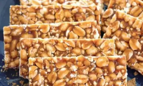 घर पर बनाएंगे गुड़ की चिक्की, तो सब कोई हो जाएगा खुश, कर लेंगे इस रेसिपी को ट्राई, तो बढ़ जाएगा स्वाद घर पर बनाएंगे गुड़ की चिक्की, तो सब कोई हो जाएगा खुश, कर लेंगे इस रेसिपी को ट्राई, तो बढ़ जाएगा स्वाद