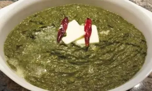 खाने में खाना है कुछ अच्छा और हेल्दी, तो घर पर ही बनाएं सरसों का साग, उंगलियां चाटते रह जाएंगे लोग