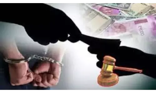 सेवानिवृत्त शिक्षक से 50 हजार रुपए की रिश्वत लेते वरिष्ठ लिपिक गिरफ्तार, एसीबी दस्ते की कार्रवाई सेवानिवृत्त शिक्षक से 50 हजार रुपए की रिश्वत लेते वरिष्ठ लिपिक गिरफ्तार, एसीबी दस्ते की कार्रवाई