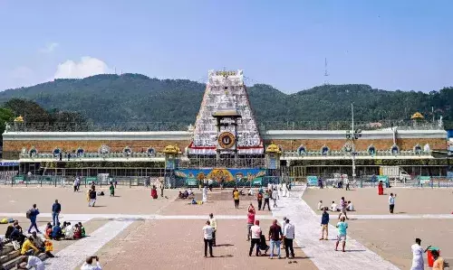 तिरुपति मंदिर में भगदड़ मचने से 6 श्रद्धालुओं की मौत, टोकन लेने के दौरान अफरा-तफरी का बना माहौल, कई घायल