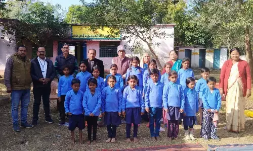 पीएम श्री हायर सेकेण्डरी विद्यालय रक्सेहा में प्राथमिक खण्ड के बच्चों को वितरित किए स्वेटर