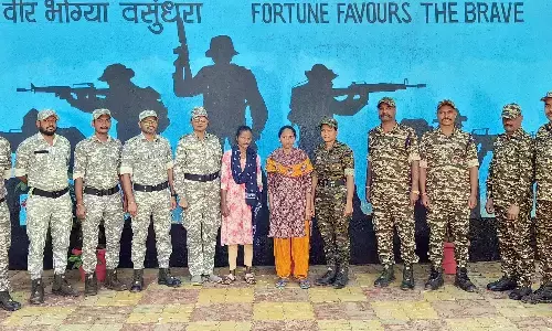 बड़ी वारदातों में लिप्त10 लाख की इनामी दो महिला नक्सलियों ने किया सरेंडर