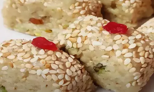 मकर संक्रांति पर ट्राई करें तिल की ये अनोखी मिठाई, सिर्फ 3 चीजों की पड़ेगी जरूरत मकर संक्रांति पर ट्राई करें तिल की ये अनोखी मिठाई, सिर्फ 3 चीजों की पड़ेगी जरूरत