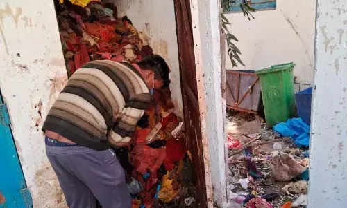 स्टाफ की जान से खिलवाड़, बिना सुरक्षा इंतजाम के कर्मचारी उठा रहे खून से सने कपड़े और वेस्ट स्टाफ की जान से खिलवाड़, बिना सुरक्षा इंतजाम के कर्मचारी उठा रहे खून से सने कपड़े और वेस्ट