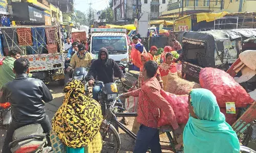 अतिक्रमण पर नगर पालिका की कार्रवाई के दो दिन बाद ही लगा जाम अतिक्रमण पर नगर पालिका की कार्रवाई के दो दिन बाद ही लगा जाम