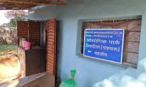 किराने की दुकान में लगा संकेतक बोर्ड, औद्योगिक पार्क तक पहुंचने सडक़ नहीं