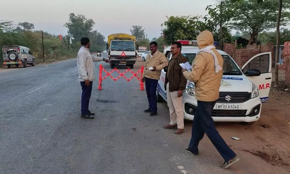 शराब पीकर वाहन चलाने वालों पर यातायात पुलिस ने की कार्यवाही शराब पीकर वाहन चलाने वालों पर यातायात पुलिस ने की कार्यवाही