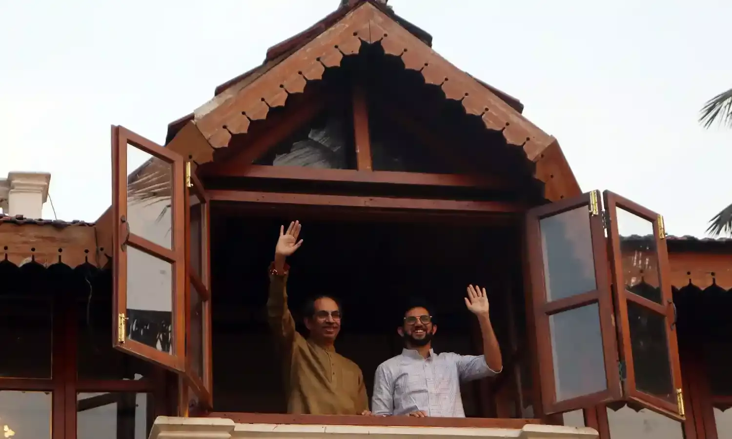 उद्धव ठाकरे ने कहा - जिसने बालासाहेब के विचार नहीं छोड़े वो उनके स्मारक पर आ सकते हैं