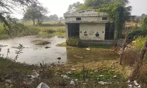 तालाब के बीच तैर रहा ग्राम पंचायत गौरा का सामुदायिक शौंचालय तालाब के बीच तैर रहा ग्राम पंचायत गौरा का सामुदायिक शौंचालय