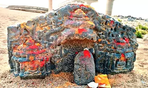 प्राणहिता नदी के वांगेपल्ली घाट पर मछुआरों को मिली एक प्राचीन मूर्ति