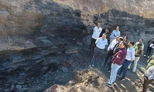 बंद कोयला खदानों में संयुक्त टीम ने दी दबिश, पचास बोरी कोयला जब्त, टीम देखकर भाग गए माफिया के मजदूर बंद कोयला खदानों में संयुक्त टीम ने दी दबिश, पचास बोरी कोयला जब्त, टीम देखकर भाग गए माफिया के मजदूर