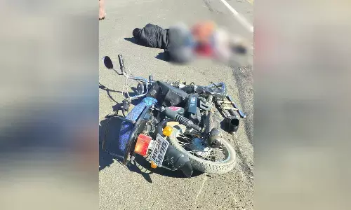 दुपहिया सवार दंपती को ट्रक ने रौंदा, पत्नी की मौत, दूसरे एक्सीडेंट में बाइक सवार ने तोड़ा दम दुपहिया सवार दंपती को ट्रक ने रौंदा, पत्नी की मौत, दूसरे एक्सीडेंट में बाइक सवार ने तोड़ा दम