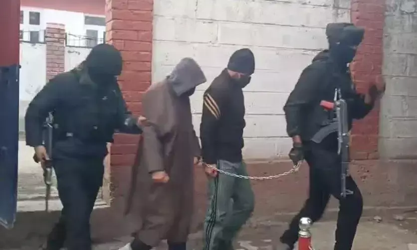 आतंकियों के सहयोगियों को बारामूला से दबोचा, AK-47 समेत भारी मात्रा में गोलाबारूद बरामद