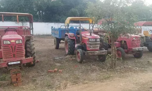 चुलबंद नदी के तट पर रेत तस्करी करते 4 ट्रैक्टर पकड़ाए , मामला दर्ज