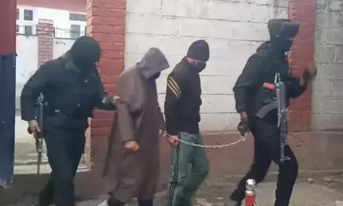 आतंकियों के सहयोगियों को बारामूला से दबोचा, AK-47 समेत भारी मात्रा में गोलाबारूद बरामद आतंकियों के सहयोगियों को बारामूला से दबोचा, AK-47 समेत भारी मात्रा में गोलाबारूद बरामद