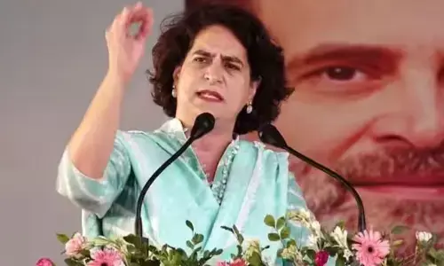 प्रियंका गांधी ने मोदी सरकार को घेरा, बोलीं - पहले इसे मनमोहन सरकार की आबरू से जोड़ते थे, अब क्या?