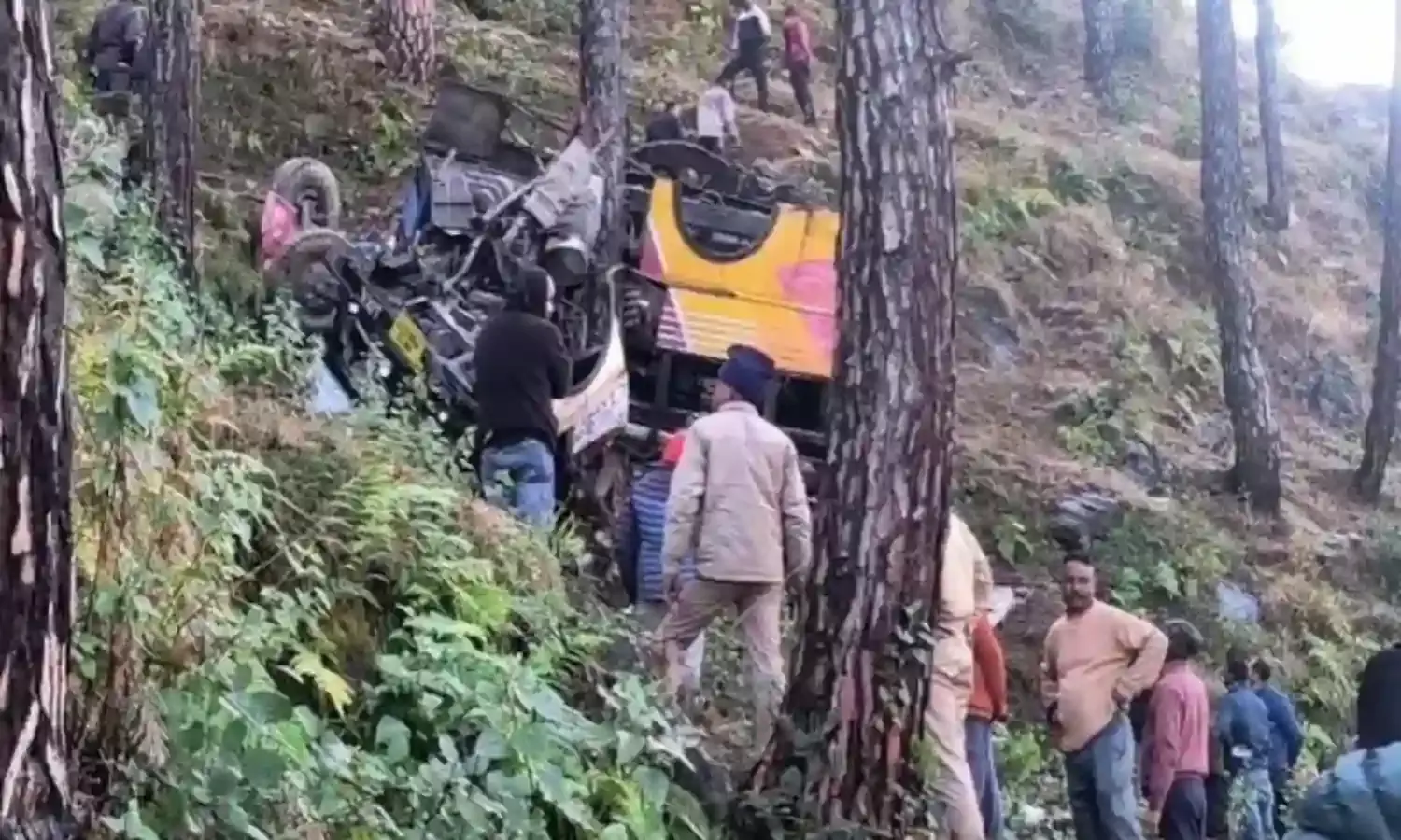 पौड़ी में 100 मीटर गहरी खाई में गिरी बस, हादसे में 5 यात्रियों की मौत, 15 घायल, CM धामी ने जांच के जारी किए निर्देश