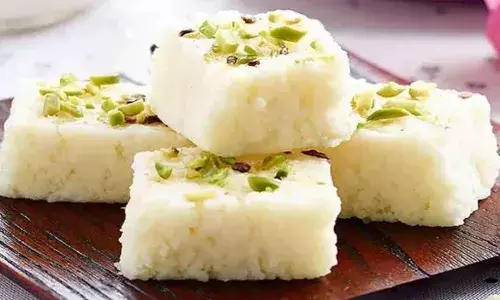 कलाकंद बनाने के लिए फॉलो करें ये सिंपल रेसिपी, त्योहार का मजा हो जाएगा दुगना कलाकंद बनाने के लिए फॉलो करें ये सिंपल रेसिपी, त्योहार का मजा हो जाएगा दुगना