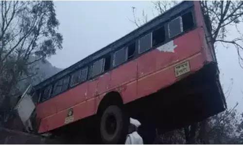 खाई में गिरते-गिरते बची बस, बीच में अटकी तो यात्री जान बचाकर बाहर निकले खाई में गिरते-गिरते बची बस, बीच में अटकी तो यात्री जान बचाकर बाहर निकले