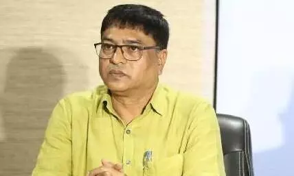 छिंदवाड़ा के युवक ने भोपाल में की प्रेस कॉन्फ्रेंस, कहा- मेरी पत्नी को गर्लफ्रेंड बनाकर अफसर ने दिलाए सरकारी काम के ठेके छिंदवाड़ा के युवक ने भोपाल में की प्रेस कॉन्फ्रेंस, कहा- मेरी पत्नी को गर्लफ्रेंड बनाकर अफसर ने दिलाए सरकारी काम के ठेके