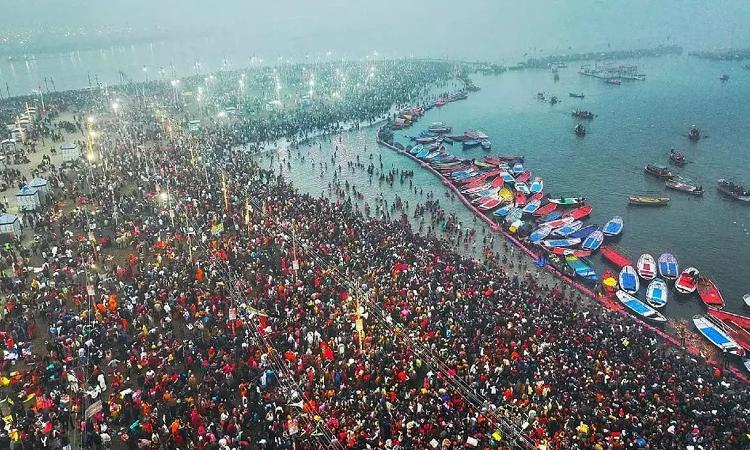 संगम नगरी में पहले दिन श्रद्धालुओं ने लगाई आस्था की डुबकी, 1.5 करोड़ लोगों ने किया अमृत स्नान