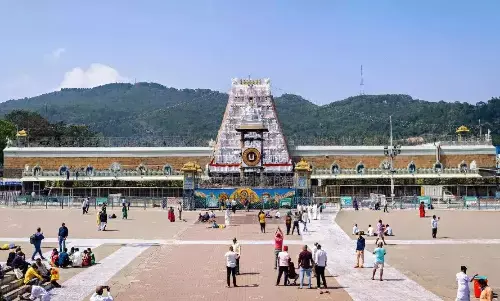 तिरुपति मंदिर के लड्डू वितरण केंद्र के पास लगी आग, भगदड़ जैसे हालात, हताहत की खबर नहीं तिरुपति मंदिर के लड्डू वितरण केंद्र के पास लगी आग, भगदड़ जैसे हालात, हताहत की खबर नहीं